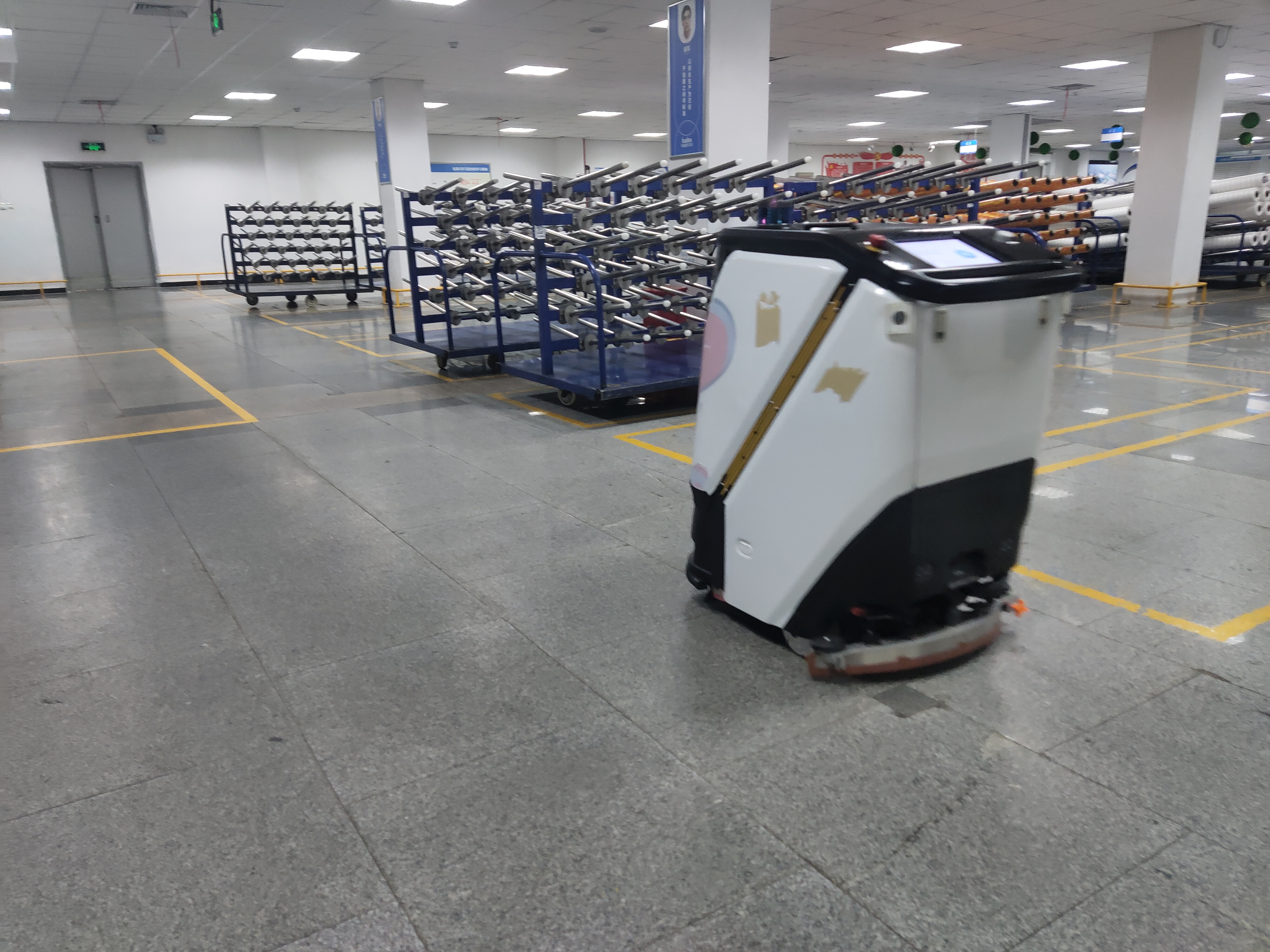 工業智能洗地機：工廠環氧地坪清潔的得力助手